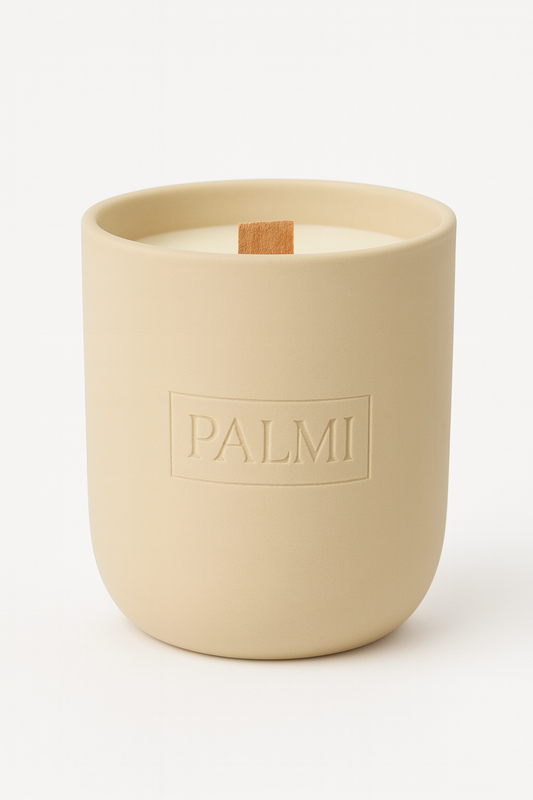 PALMI Amber Noir – Beige Keramik-Duftkerze mit Holzdocht
