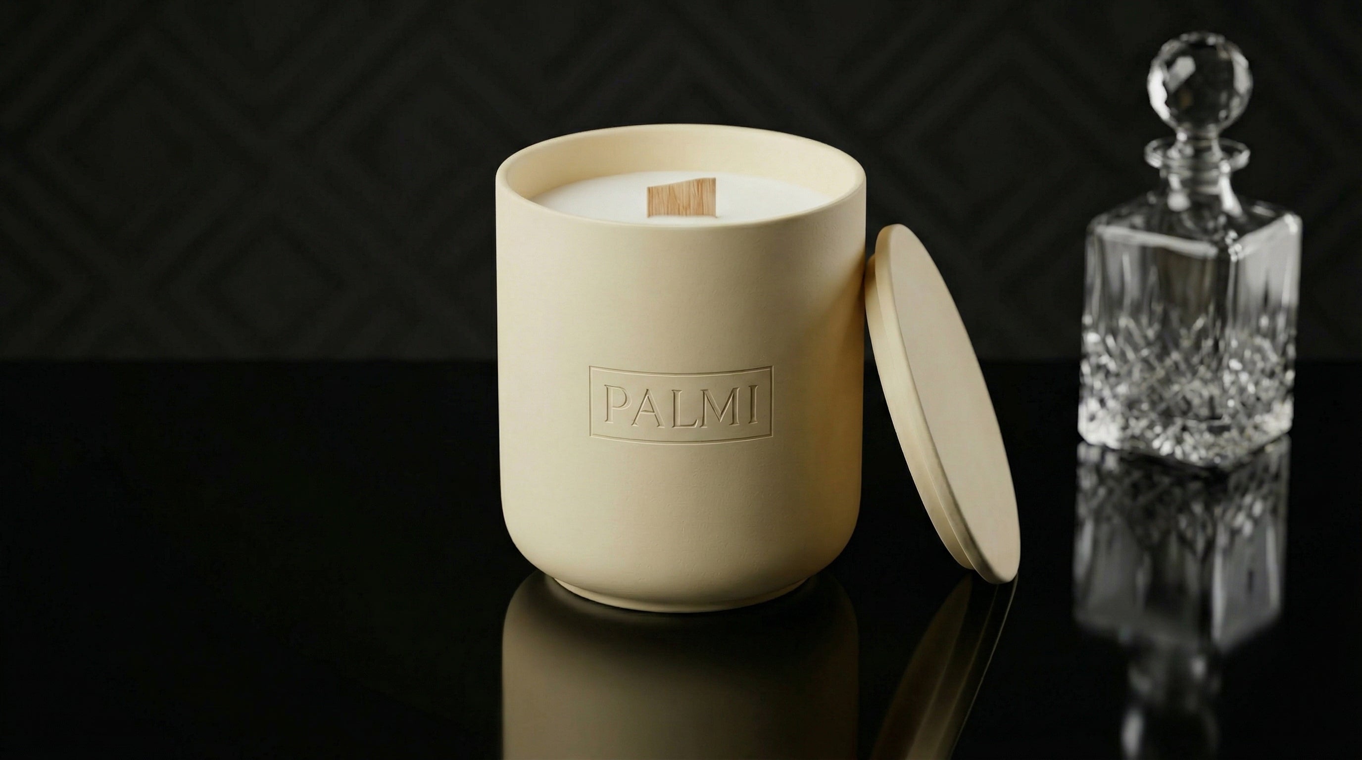 Amber Noir – Keramik Luxus Duftkerze mit Holzdocht | PALMI